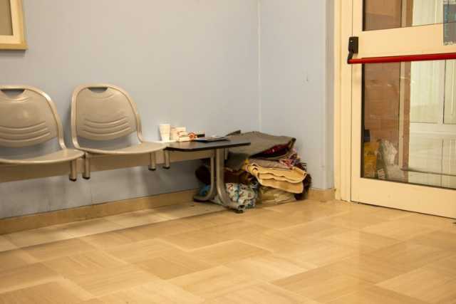 Bari: la storia di M., l'odontotecnico che vive in una sala d'aspetto del Policlinico